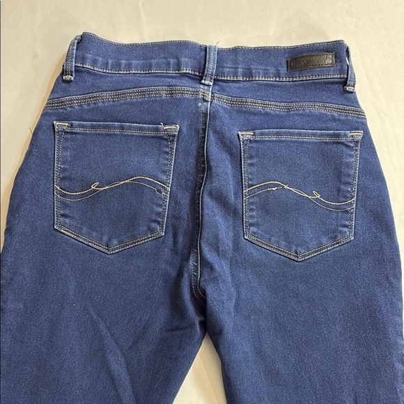 Lee Blue Relaxed Fit Jeans with Subtle Fading - Picture 5 of 9